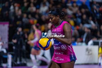 2023-12-17 - Myriam Sylla (Allianz Vero Volley Milano) at service - IL BISONTE FIRENZE VS ALLIANZ VV MILANO - SERIE A1 WOMEN - VOLLEYBALL