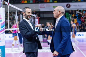 2023-12-17 - Marco Gaspari (head coach of Allianz Vero Volley Milano) and Carlo Parisi (head coach of Il Bisonte Firenze) - IL BISONTE FIRENZE VS ALLIANZ VV MILANO - SERIE A1 WOMEN - VOLLEYBALL