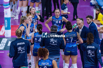 2023-12-17 - Head Coach Carlo Parisi (Il Bisonte Firenze) and players during time out - IL BISONTE FIRENZE VS ALLIANZ VV MILANO - SERIE A1 WOMEN - VOLLEYBALL