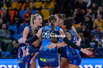 2023-12-17 - Il Bisonte Firenze players celebrate a point - IL BISONTE FIRENZE VS ALLIANZ VV MILANO - SERIE A1 WOMEN - VOLLEYBALL