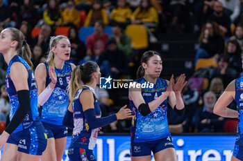 2023-12-17 - Il Bisonte Firenze players celebrate a point - IL BISONTE FIRENZE VS ALLIANZ VV MILANO - SERIE A1 WOMEN - VOLLEYBALL