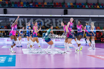 2023-12-17 - Players of Allianz Vero Volley Milano celebrate after scoring a set point - IL BISONTE FIRENZE VS ALLIANZ VV MILANO - SERIE A1 WOMEN - VOLLEYBALL