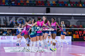 2023-12-17 - Players of Allianz Vero Volley Milano celebrate after scoring a set point - IL BISONTE FIRENZE VS ALLIANZ VV MILANO - SERIE A1 WOMEN - VOLLEYBALL