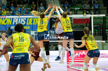 2023-11-22 - Block of Haak Isabelle and Fahr Sarah during the Prosecco Doc Imoco Conegliano vs Roma Volley Club at the Palaverde in Treviso, Italy on November 22, 2023 - PROSECCO DOC IMOCO CONEGLIANO VS ROMA VOLLEY CLUB - SERIE A1 WOMEN - VOLLEYBALL