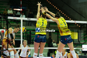 2023-11-22 - Block of Robinson-Cook Kelsey and Lubian Marina during the Prosecco Doc Imoco Conegliano vs Roma Volley Club at the Palaverde in Treviso, Italy on November 22, 2023 - PROSECCO DOC IMOCO CONEGLIANO VS ROMA VOLLEY CLUB - SERIE A1 WOMEN - VOLLEYBALL