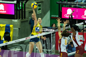 2023-11-22 - Attack of Robinson-Cook Kelsey during the Prosecco Doc Imoco Conegliano vs Roma Volley Club at the Palaverde in Treviso, Italy on November 22, 2023 - PROSECCO DOC IMOCO CONEGLIANO VS ROMA VOLLEY CLUB - SERIE A1 WOMEN - VOLLEYBALL