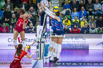 2023-12-23 - Giorgia Frosini (L) of Busto Arsizio in action against Marina Lubian of Prosecco Doc Imoco Conegliano during the LVF Serie A1 2023/24 volleyball match between Prosecco Doc Imoco Conegliano vs Busto Arsizio at Palaverde stadium in Treviso, Italy. - PROSECCO DOC IMOCO CONEGLIANO VS BUSTO ARSIZIO - SERIE A1 WOMEN - VOLLEYBALL