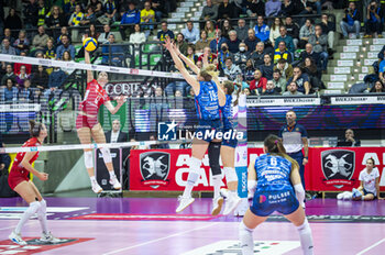 2023-12-23 - Dominika Giuliani (L) of Busto Arsizio seen in action against Sarah Fahr (C) and Joanna Wolosz (R) of Prosecco Doc Imoco Conegliano during the LVF Serie A1 2023/24 volleyball match between Prosecco Doc Imoco Conegliano vs Busto Arsizio at Palaverde stadium in Treviso, Italy. - PROSECCO DOC IMOCO CONEGLIANO VS BUSTO ARSIZIO - SERIE A1 WOMEN - VOLLEYBALL
