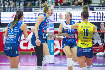 2023-12-23 - Sarah Fahr of Prosecco Doc Imoco Conegliano seen celebrate a winning point with her teammates during the LVF Serie A1 2023/24 volleyball match between Prosecco Doc Imoco Conegliano vs Busto Arsizio at Palaverde stadium in Treviso, Italy. - PROSECCO DOC IMOCO CONEGLIANO VS BUSTO ARSIZIO - SERIE A1 WOMEN - VOLLEYBALL