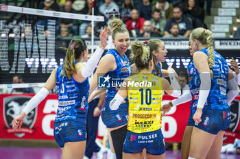 2023-12-23 - Sarah Fahr of Prosecco Doc Imoco Conegliano seen celebrate a winning point with her teammates during the LVF Serie A1 2023/24 volleyball match between Prosecco Doc Imoco Conegliano vs Busto Arsizio at Palaverde stadium in Treviso, Italy. - PROSECCO DOC IMOCO CONEGLIANO VS BUSTO ARSIZIO - SERIE A1 WOMEN - VOLLEYBALL