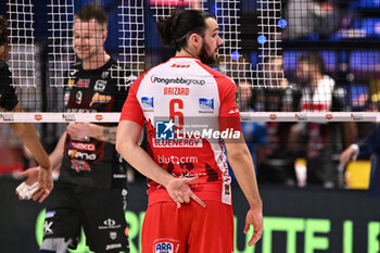 2023-10-31 - Antoine Brizard, captain of Gas Sales Bluenergy Piacenza, gives instructions for the serve. - SEMIFINAL - GAS SALES BLUENERGY PIACENZA VS CUCINE LUBE CIVITANOVA - SUPERCOPPA - VOLLEYBALL