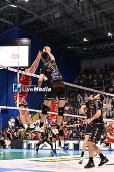 2023-11-01 - Spike of Nikolov Aleksander (Cucine Lube Civitanova ) - FINAL - CUCINE LUBE CIVITANOVA VS SIR SUSA VIM PERUGIA - SUPERCOPPA - VOLLEYBALL