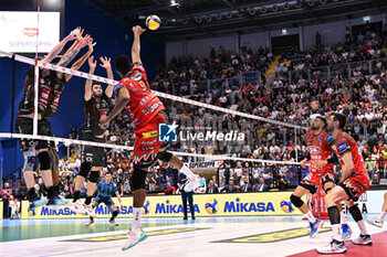 2023-11-01 - Spike of Wilfred Leon (Sir Susa Vim Perugia ) - FINAL - CUCINE LUBE CIVITANOVA VS SIR SUSA VIM PERUGIA - SUPERCOPPA - VOLLEYBALL