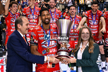 2023-11-01 - Award ceremony for Wilfredo Leon , captain of the Sir Susa Vim Perugia team winners of the Del Monte® Supercoppa SuperLega 2023 - FINAL - CUCINE LUBE CIVITANOVA VS SIR SUSA VIM PERUGIA - SUPERCOPPA - VOLLEYBALL