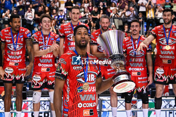 2023-11-01 - Wilfredo Leon , captain of the Sir Susa Vim Perugia team winners of the Del Monte® Supercoppa SuperLega 2023 - FINAL - CUCINE LUBE CIVITANOVA VS SIR SUSA VIM PERUGIA - SUPERCOPPA - VOLLEYBALL