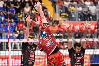 2023-11-01 - Spike of Kamil Semeniuk (Sir Susa Vim Perugia ) - FINAL - CUCINE LUBE CIVITANOVA VS SIR SUSA VIM PERUGIA - SUPERCOPPA - VOLLEYBALL