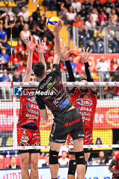 2023-11-01 - Spike of Nikolov Aleksandar (Cucine Lube Civitanova ) - FINAL - CUCINE LUBE CIVITANOVA VS SIR SUSA VIM PERUGIA - SUPERCOPPA - VOLLEYBALL