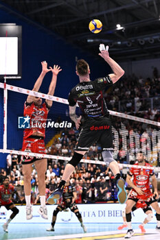 2023-11-01 - Spike of Ivan Zaytsev (Cucine Lube Civitanova ) - FINAL - CUCINE LUBE CIVITANOVA VS SIR SUSA VIM PERUGIA - SUPERCOPPA - VOLLEYBALL