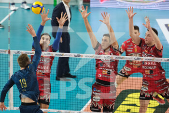 2023-01-08 - Block by Simone Giannelli - Sir Safety Susa Perugia and Roberto Russo - Sir Safety Susa Perugia and Oleh Plotnytskyi - Sir Safety Susa Perugia - WITHU VERONA VS SIR SAFETY SUSA PERUGIA - SUPERLEAGUE SERIE A - VOLLEYBALL