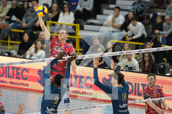2023-01-08 - Attack of Roberto Russo - Sir Safety Susa Perugia - WITHU VERONA VS SIR SAFETY SUSA PERUGIA - SUPERLEAGUE SERIE A - VOLLEYBALL