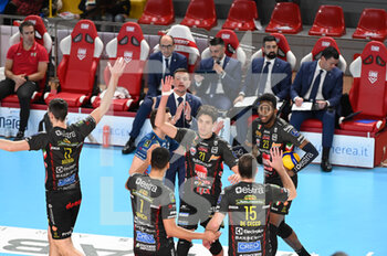 2023-01-15 - The players of Cucine Lube Civitanova rejoice after scoring a point - CUCINE LUBE CIVITANOVA VS VERO VOLLEY MONZA - SUPERLEAGUE SERIE A - VOLLEYBALL