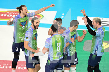 2023-01-15 - The players of Vero Volley Monza rejoice after scoring a point - CUCINE LUBE CIVITANOVA VS VERO VOLLEY MONZA - SUPERLEAGUE SERIE A - VOLLEYBALL