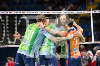 2023-01-15 - The players of Vero Volley Monza rejoice after scoring a point - CUCINE LUBE CIVITANOVA VS VERO VOLLEY MONZA - SUPERLEAGUE SERIE A - VOLLEYBALL