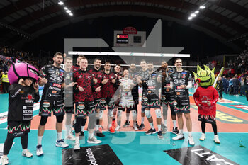 2023-01-15 - sir safety susa perugia cheers for winning the race - SIR SAFETY SUSA PERUGIA VS PALLAVOLO PADOVA - SUPERLEAGUE SERIE A - VOLLEYBALL