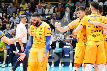 22/01/2023 - Earvin Ngapeth and team After winning point (Valsa Group Modena) - LEO SHOES MODENA VS SIR SAFETY SUSA PERUGIA - SUPERLEGA SERIE A - VOLLEY