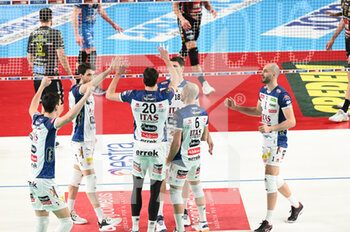2023-01-21 - The players of Itas Trentino rejoice after scoring a point - CUCINE LUBE CIVITANOVA VS ITAS TRENTINO - SUPERLEAGUE SERIE A - VOLLEYBALL