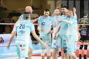 2023-02-05 - The players of Top Volley Cisterna rejoice after scoring a point - CUCINE LUBE CIVITANOVA VS TOP VOLLEY CISTERNA - SUPERLEAGUE SERIE A - VOLLEYBALL