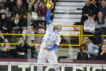 2023-02-19 - Marvin Ngapeth - Valsa Group Modena Volley at serve - WITHU VERONA VS VALSA GROUP MODENA - SUPERLEAGUE SERIE A - VOLLEYBALL