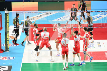 2023-02-19 - The players of Gas Sales Bluenergy Piacenza cheer after scoring a point - CUCINE LUBE CIVITANOVA VS GAS SALES BLUENERGY PIACENZA - SUPERLEAGUE SERIE A - VOLLEYBALL