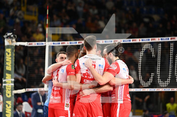 2023-02-19 - The players of Gas Sales Bluenergy Piacenza hug each other after a point - CUCINE LUBE CIVITANOVA VS GAS SALES BLUENERGY PIACENZA - SUPERLEAGUE SERIE A - VOLLEYBALL