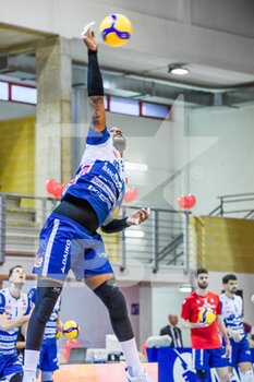 2023-03-04 - Yoandy Leal serve (Gas Sales Bluenergy Piacenza) - TOP VOLLEY CISTERNA VS GAS SALES BLUENERGY PIACENZA - SUPERLEAGUE SERIE A - VOLLEYBALL
