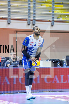 2023-03-04 - Yoandy Leal serve  (Gas Sales Bluenergy Piacenza) - TOP VOLLEY CISTERNA VS GAS SALES BLUENERGY PIACENZA - SUPERLEAGUE SERIE A - VOLLEYBALL