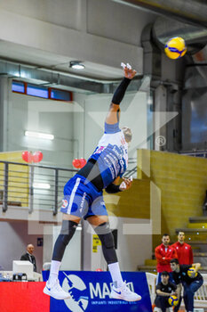 2023-03-04 - Yoandy Leal serve (Gas Sales Bluenergy Piacenza) - TOP VOLLEY CISTERNA VS GAS SALES BLUENERGY PIACENZA - SUPERLEAGUE SERIE A - VOLLEYBALL