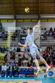 2023-03-04 - Peter Dirlic serve (Top Volley Cisterna) - TOP VOLLEY CISTERNA VS GAS SALES BLUENERGY PIACENZA - SUPERLEAGUE SERIE A - VOLLEYBALL