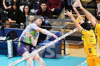 2023-03-05 - Stephen Maar (Valsa Group Modena)(Vero Volley Monza) In action during the match of SuperLega Volley Italian Championship season 22/23 at Palapanini in Modena (Italy) on 5th of March 2023 - LEO SHOES MODENA VS VERO VOLLEY MONZA - SUPERLEAGUE SERIE A - VOLLEYBALL