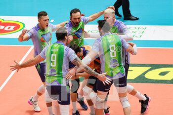 2023-03-05 - Team Monza (Valsa Group Modena)(Vero Volley Monza) In action during the match of SuperLega Volley Italian Championship season 22/23 at Palapanini in Modena (Italy) on 5th of March 2023 - LEO SHOES MODENA VS VERO VOLLEY MONZA - SUPERLEAGUE SERIE A - VOLLEYBALL