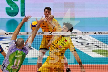 2023-03-05 - Dragan Stankovic and Gianluca Galassi (Valsa Group Modena)(Vero Volley Monza) In action during the match of SuperLega Volley Italian Championship season 22/23 at Palapanini in Modena (Italy) on 5th of March 2023 - LEO SHOES MODENA VS VERO VOLLEY MONZA - SUPERLEAGUE SERIE A - VOLLEYBALL