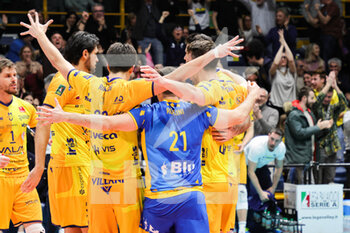 2023-03-05 - Team Modena (Valsa Group Modena)(Vero Volley Monza) In action during the match of SuperLega Volley Italian Championship season 22/23 at Palapanini in Modena (Italy) on 5th of March 2023 - LEO SHOES MODENA VS VERO VOLLEY MONZA - SUPERLEAGUE SERIE A - VOLLEYBALL