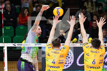 2023-03-05 - Gyorgy Grozer (Valsa Group Modena)(Vero Volley Monza) In action during the match of SuperLega Volley Italian Championship season 22/23 at Palapanini in Modena (Italy) on 5th of March 2023 - LEO SHOES MODENA VS VERO VOLLEY MONZA - SUPERLEAGUE SERIE A - VOLLEYBALL
