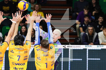 2023-03-05 - (Valsa Group Modena)(Vero Volley Monza) In action during the match of SuperLega Volley Italian Championship season 22/23 at Palapanini in Modena (Italy) on 5th of March 2023 - LEO SHOES MODENA VS VERO VOLLEY MONZA - SUPERLEAGUE SERIE A - VOLLEYBALL