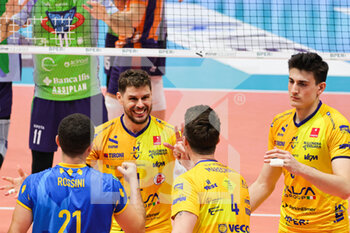 2023-03-05 - Team Modena (Valsa Group Modena)(Vero Volley Monza) In action during the match of SuperLega Volley Italian Championship season 22/23 at Palapanini in Modena (Italy) on 5th of March 2023 - LEO SHOES MODENA VS VERO VOLLEY MONZA - SUPERLEAGUE SERIE A - VOLLEYBALL