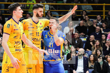2023-03-05 - Giovanni Sanguinetti, Adis Lagumdzija and Salvatore Rossini (Valsa Group Modena)(Vero Volley Monza) In action during the match of SuperLega Volley Italian Championship season 22/23 at Palapanini in Modena (Italy) on 5th of March 2023 - LEO SHOES MODENA VS VERO VOLLEY MONZA - SUPERLEAGUE SERIE A - VOLLEYBALL