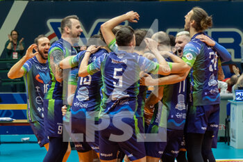 2023-03-22 - Players of Vero Volley Monza celebrate after scoring a match point - PALYOFF - VERO VOLLEY MONZA VS ITAS TRENTINO - SUPERLEAGUE SERIE A - VOLLEYBALL