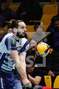 2023-03-19 - Brizard Antoine (Valsa Group Modena)(Gas Sales Bluenergy Piacenza) In action during the match of Gara 1 Playoff Scudetto SuperLega championship season 22/23 at Palapanini in Modena (Italy) on 19th of March 2023 - PLAY OFF - VALSA GROUP MODENA VS GAS SALES BLUENERGY PIACENZA - SUPERLEAGUE SERIE A - VOLLEYBALL