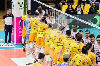 2023-03-19 - Team (Valsa Group Modena)(Gas Sales Bluenergy Piacenza) In action during the match of Gara 1 Playoff Scudetto SuperLega championship season 22/23 at Palapanini in Modena (Italy) on 19th of March 2023 - PLAY OFF - VALSA GROUP MODENA VS GAS SALES BLUENERGY PIACENZA - SUPERLEAGUE SERIE A - VOLLEYBALL
