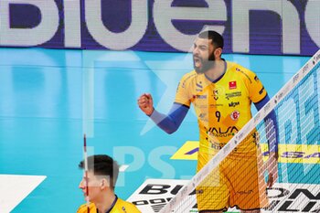 2023-03-19 - Earvin Ngapeth (Valsa Group Modena)(Gas Sales Bluenergy Piacenza) In action during the match of Gara 1 Playoff Scudetto SuperLega championship season 22/23 at Palapanini in Modena (Italy) on 19th of March 2023 - PLAY OFF - VALSA GROUP MODENA VS GAS SALES BLUENERGY PIACENZA - SUPERLEAGUE SERIE A - VOLLEYBALL